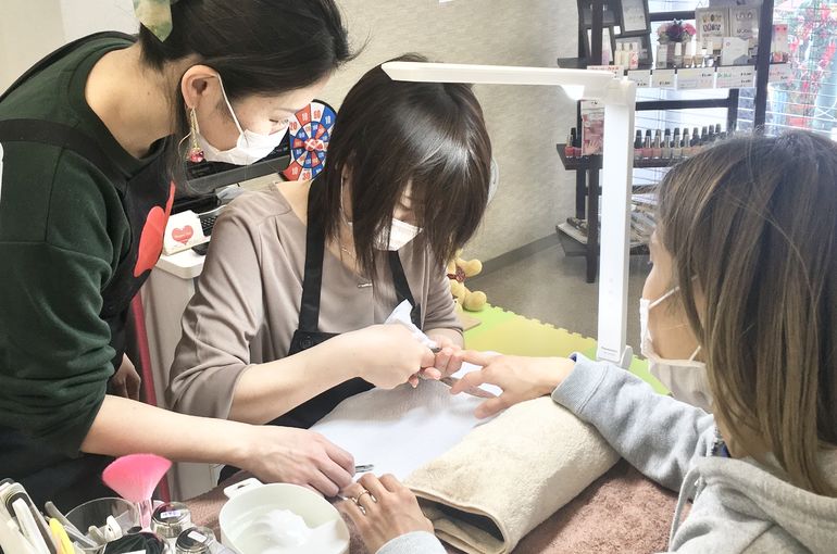 ネイルモデルにケアを生徒が体験レッスンチャレンジ